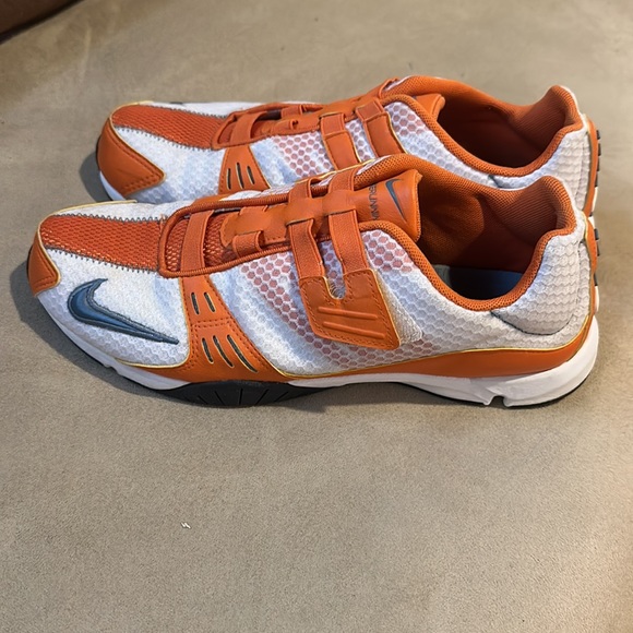 Women’s size 7.5 Nike running shoes - Picture 2 of 4